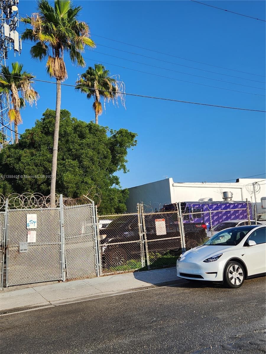 60 NW 20th St, Miami FL 33127