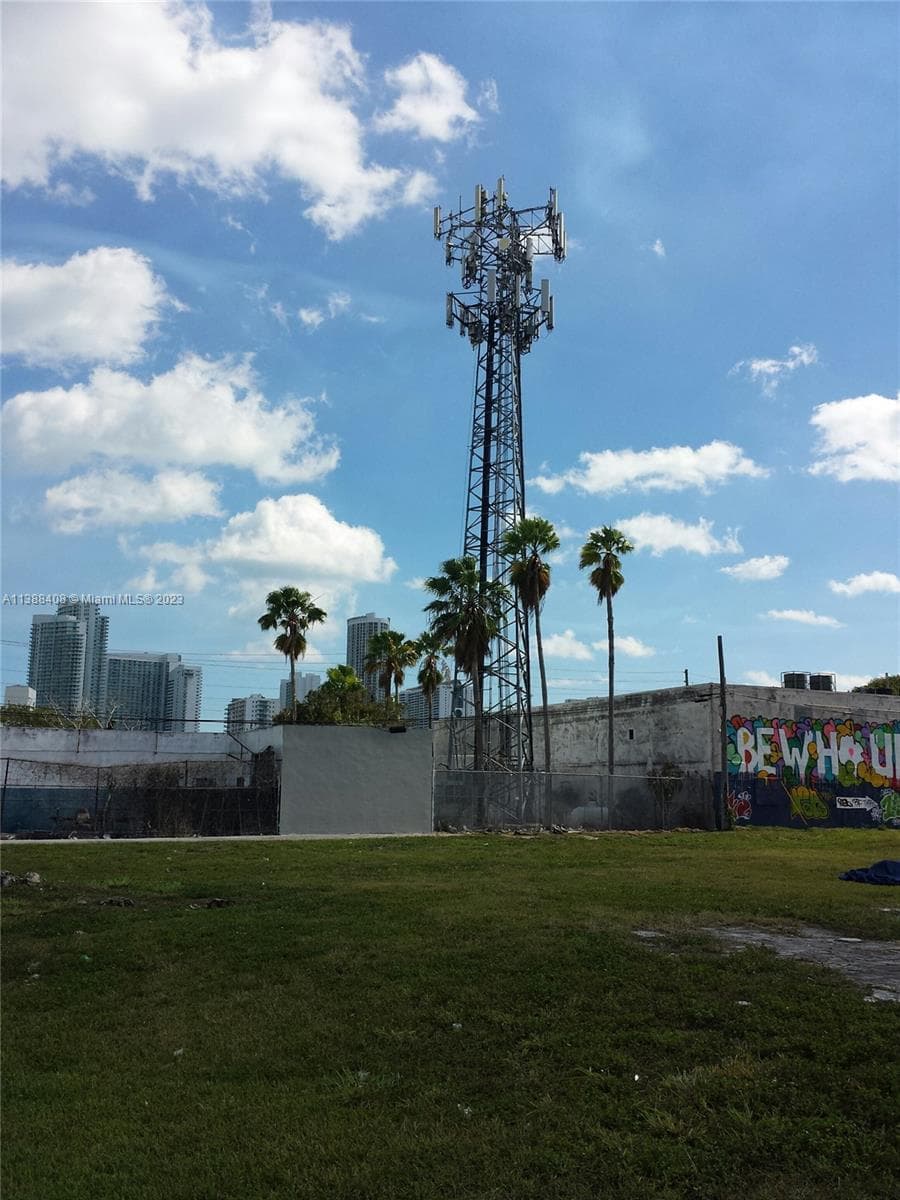 60 NW 20th St, Miami FL 33127