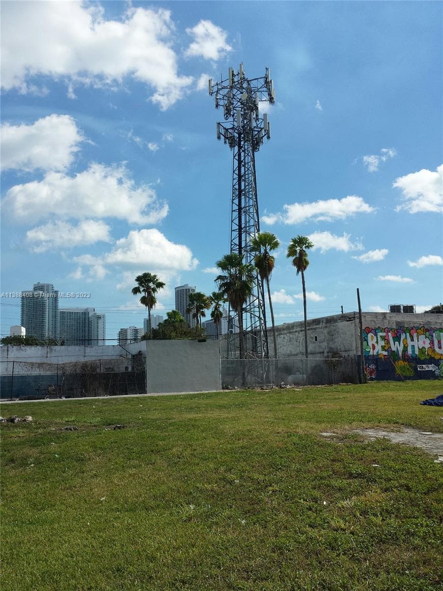 60 NW 20th St, Miami FL 33127