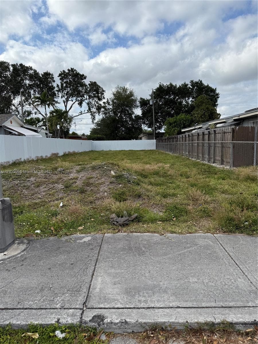 137 W 32 ST, Hialeah FL 33012