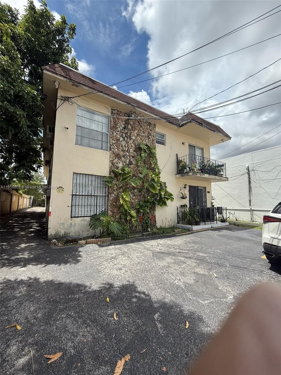 1520 SW 1st St, Miami FL 33135