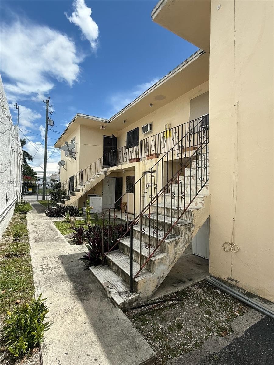 1520 SW 1st St, Miami FL 33135