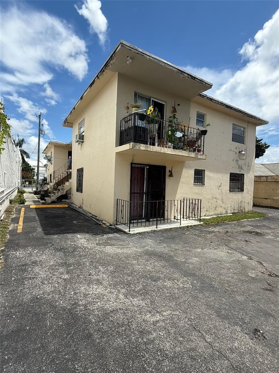1520 SW 1st St, Miami FL 33135