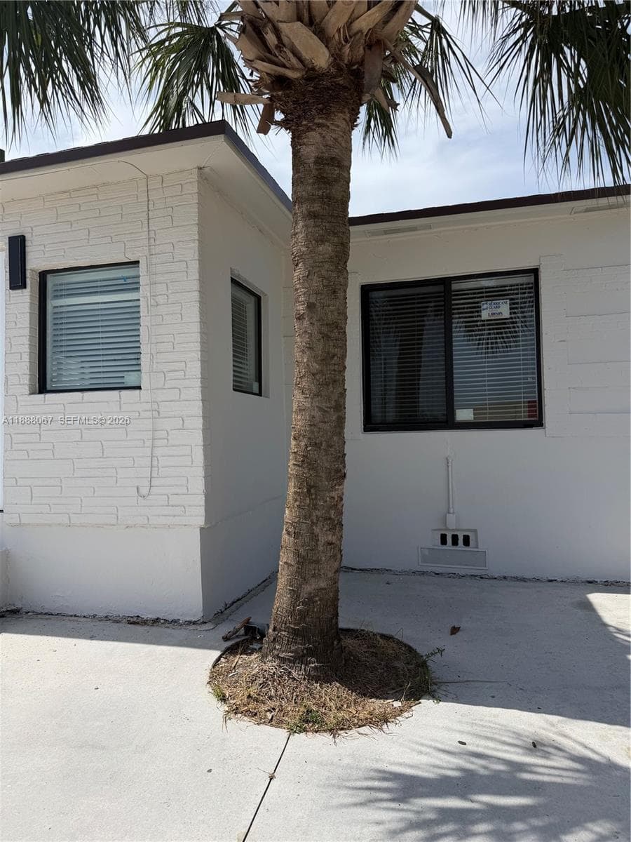 107 W Pembroke Rd, Hallandale Beach FL 33009