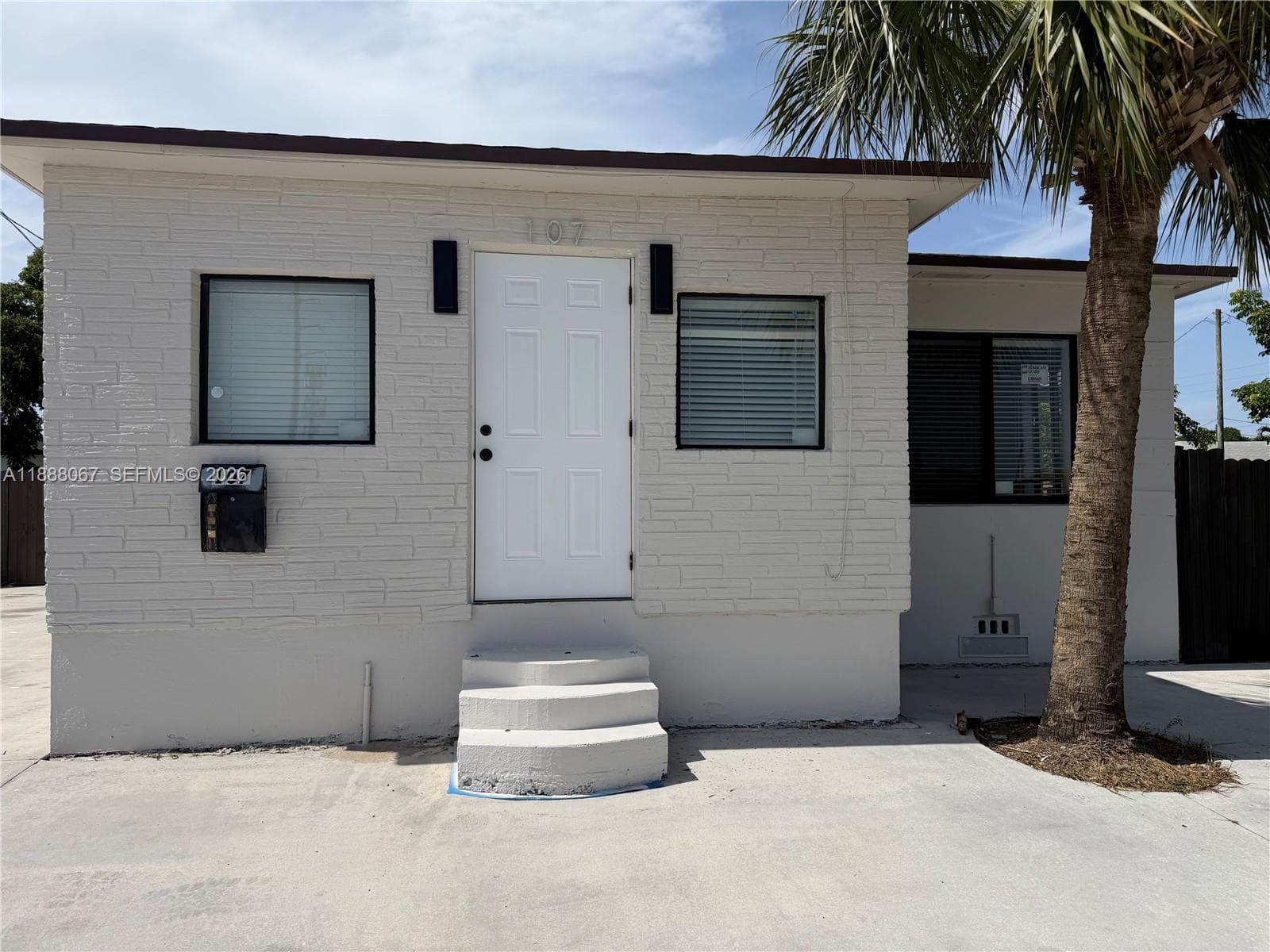 107 W Pembroke Rd, Hallandale Beach FL 33009