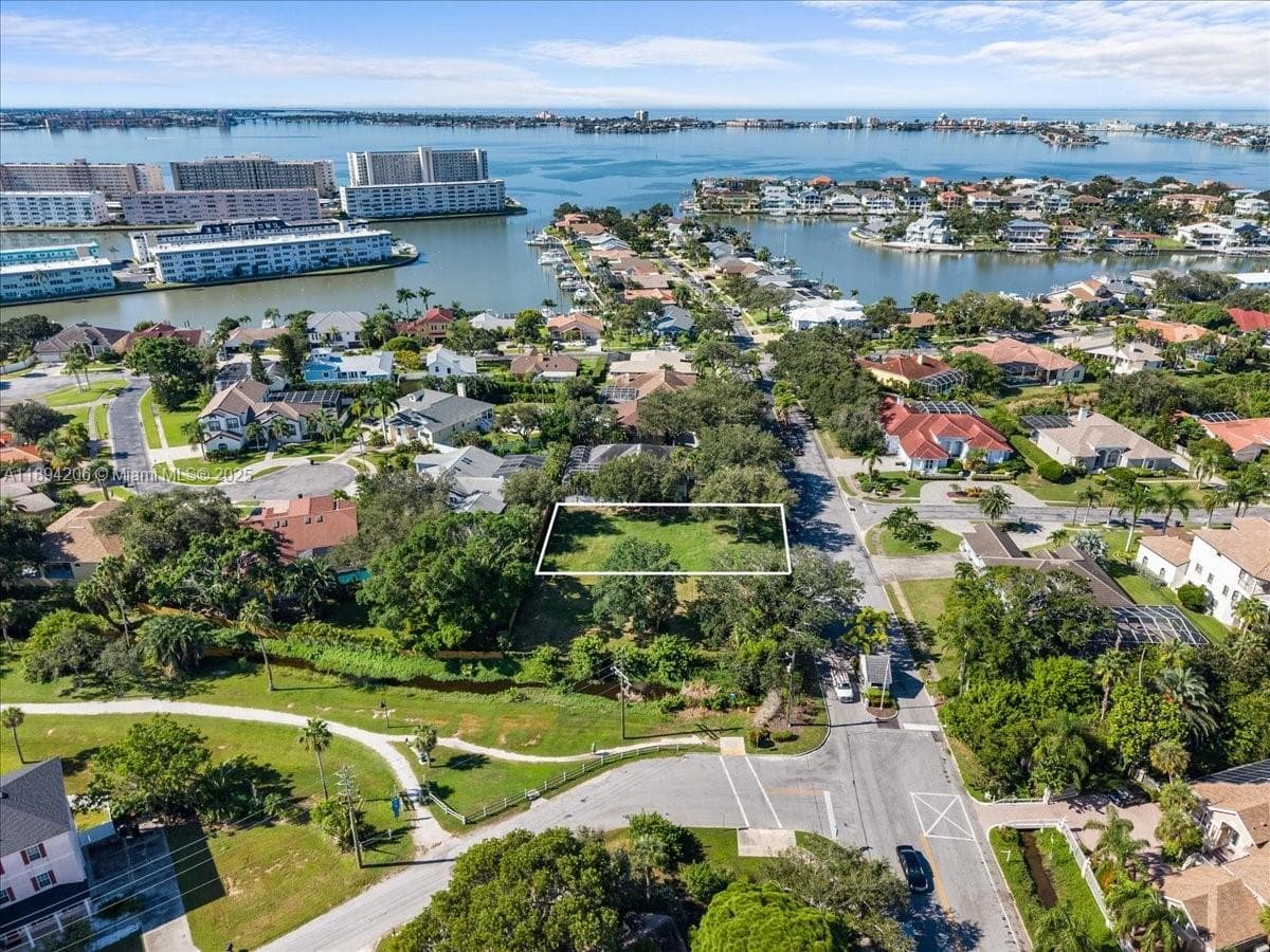 2207 54th ST S, St Petersburg FL 33707