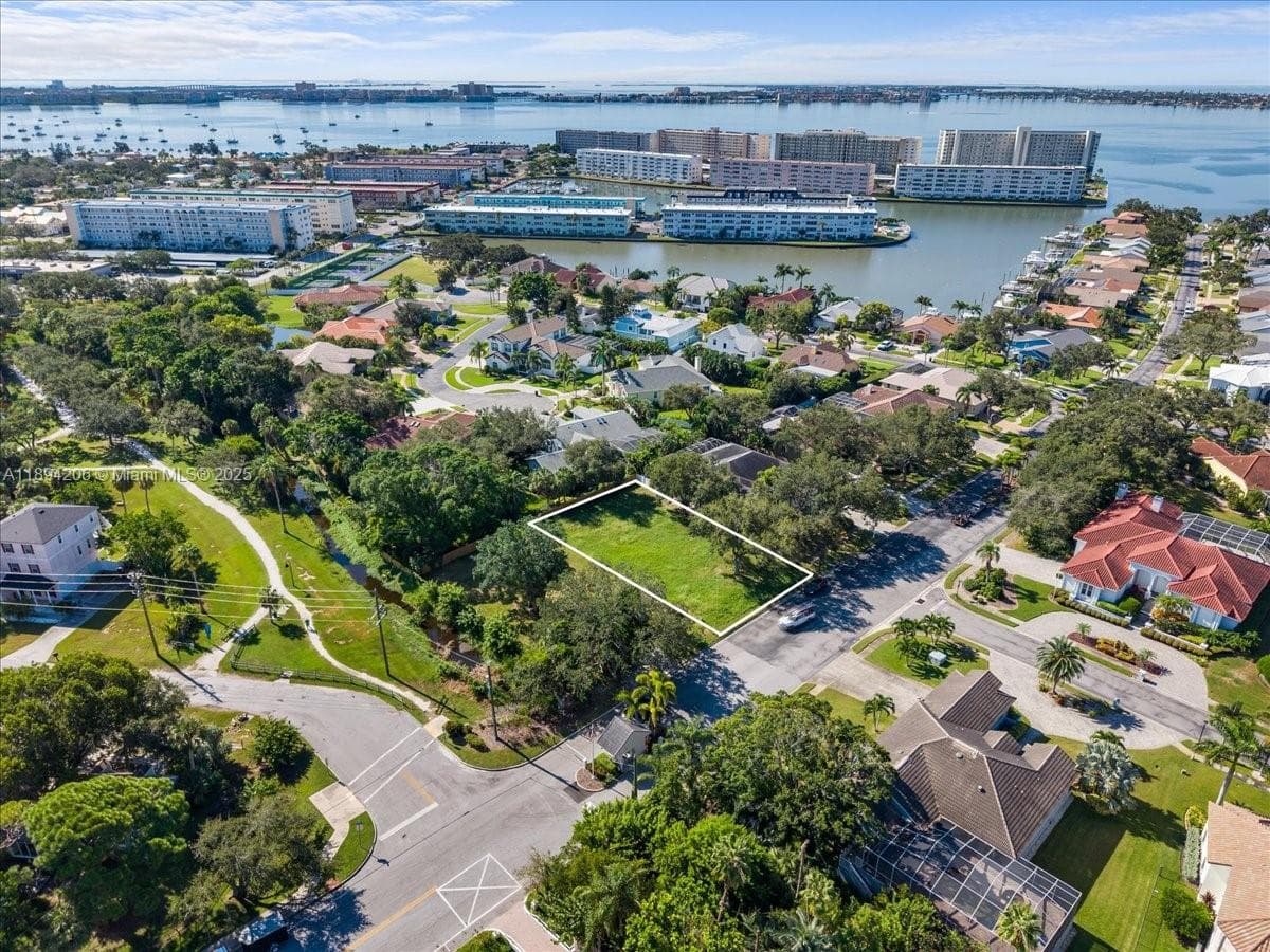 2207 54th ST S, St Petersburg FL 33707