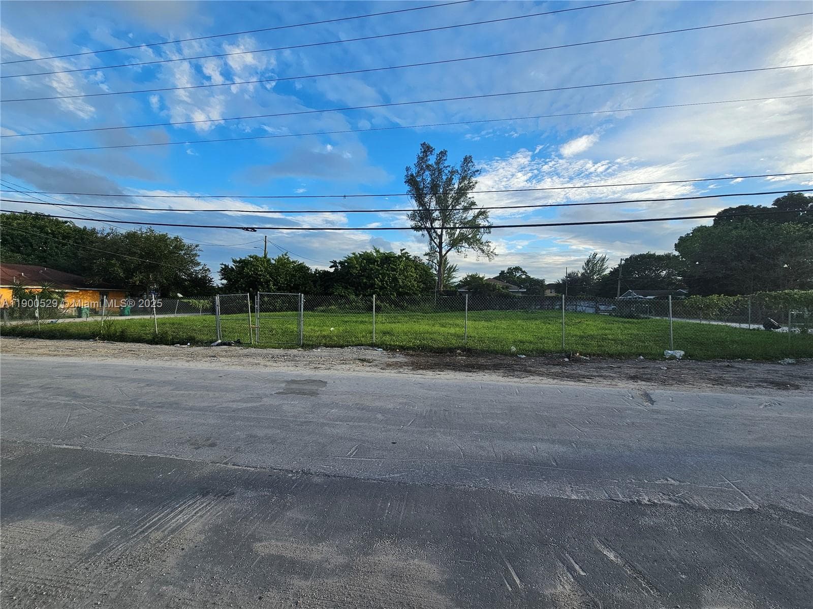 2140 NW 76th St, Miami FL 33147