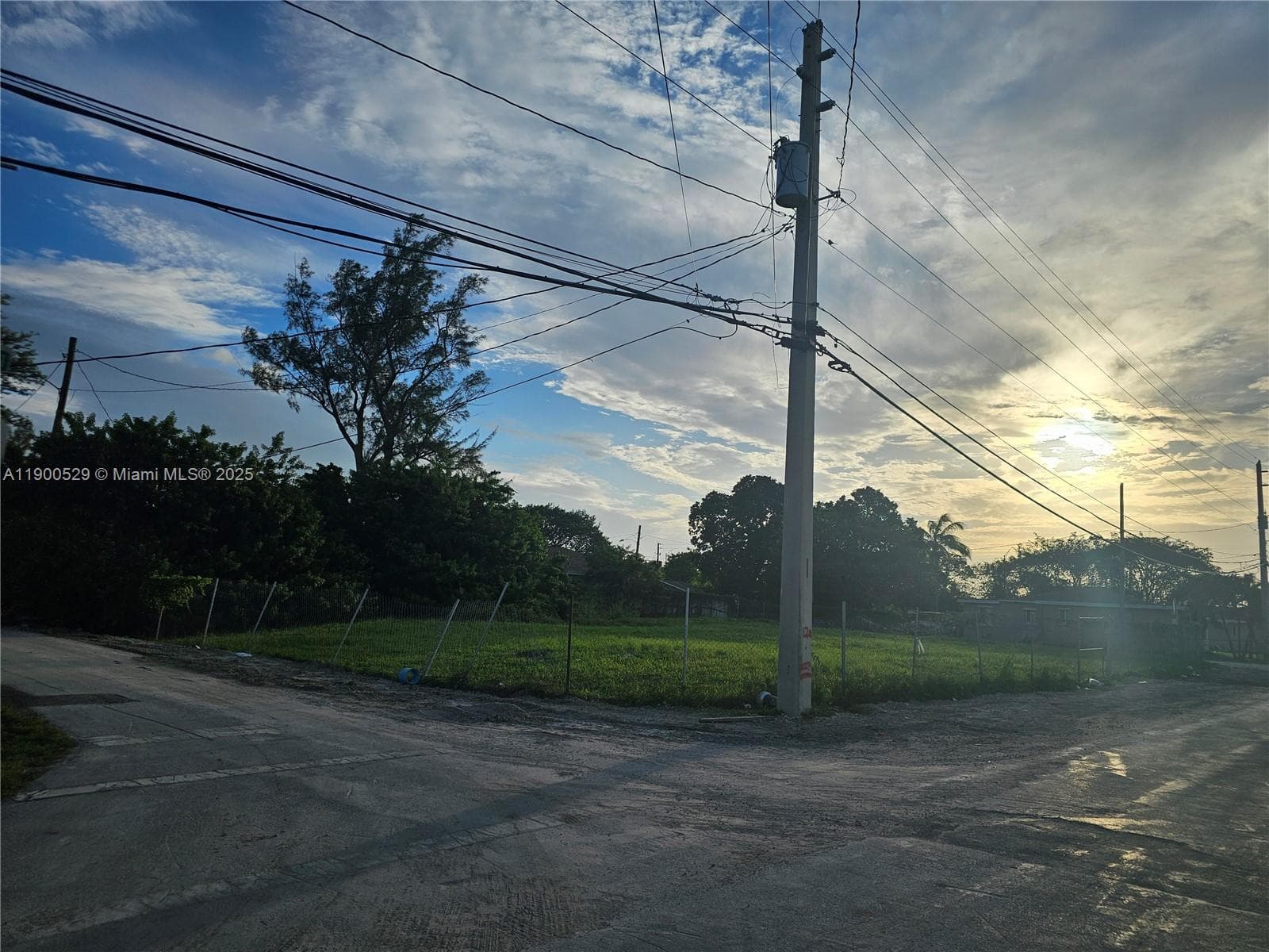 2140 NW 76th St, Miami FL 33147