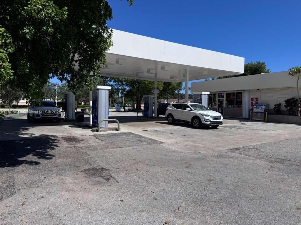 8400 W Oakland Park Blvd, Sunrise FL 33351