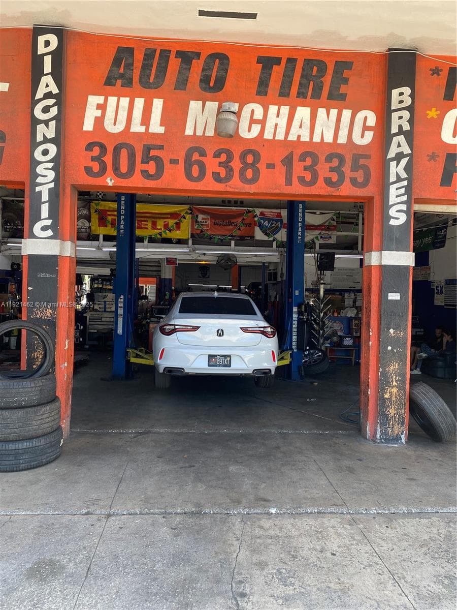 2300 NW 17th St, Miami FL 33142
