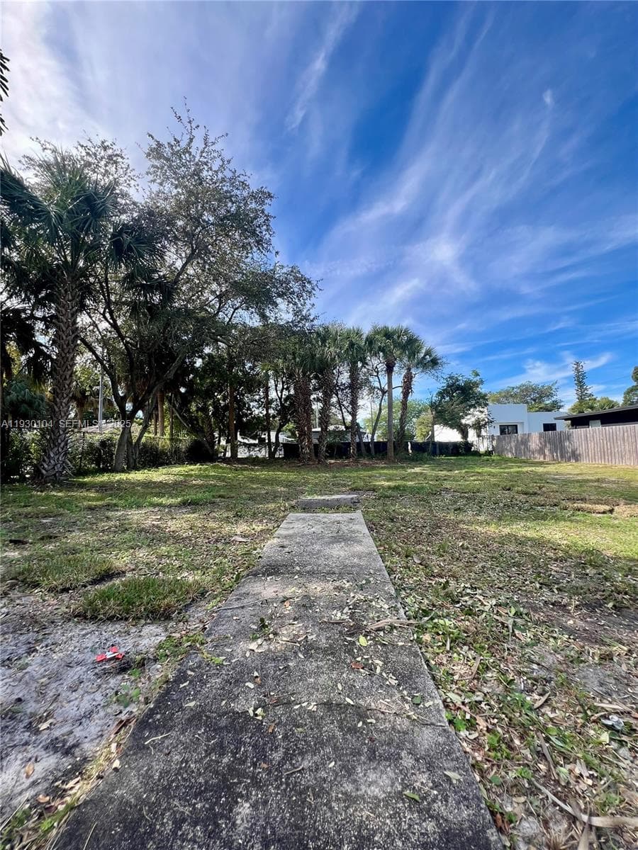 633 NW 14th Ter, Fort Lauderdale FL 33311
