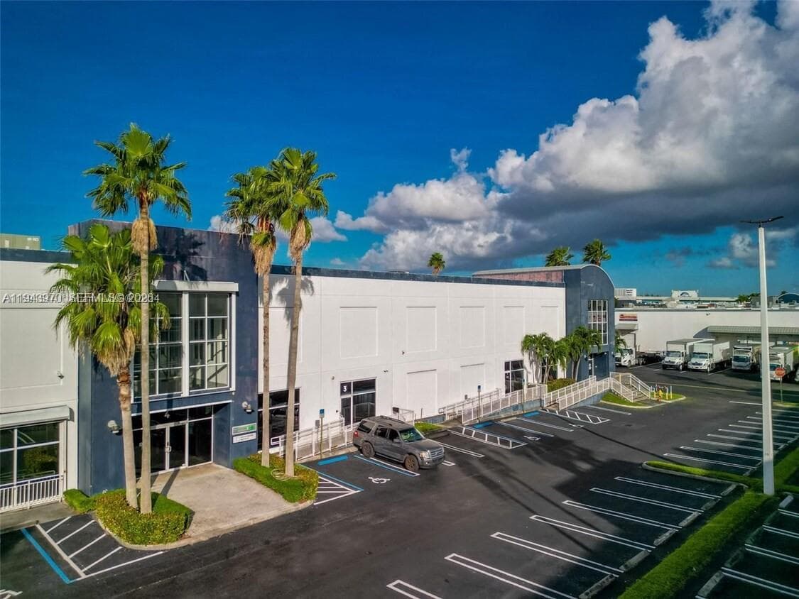7620 NW 25th St # 4, Miami FL 33122