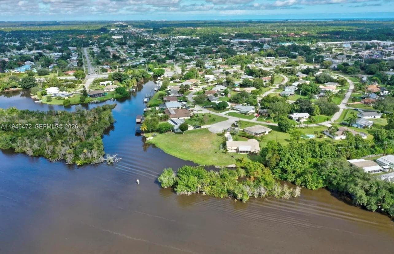305 SE Camino Ct, Port St. Lucie FL 34952