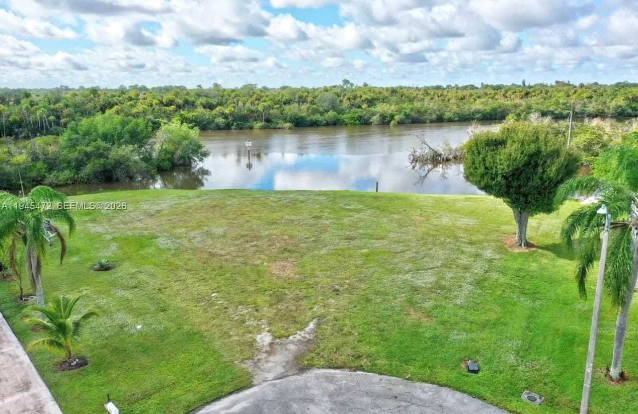 305 SE Camino Ct, Port St. Lucie FL 34952