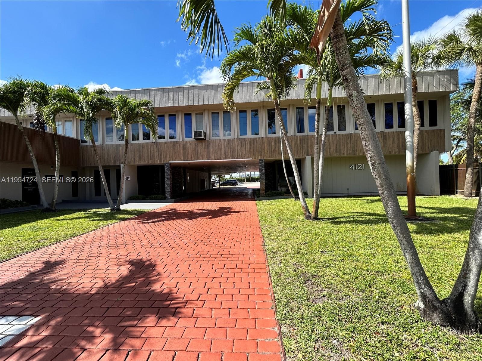 4121 NW 5th St # 102, Plantation FL 33317