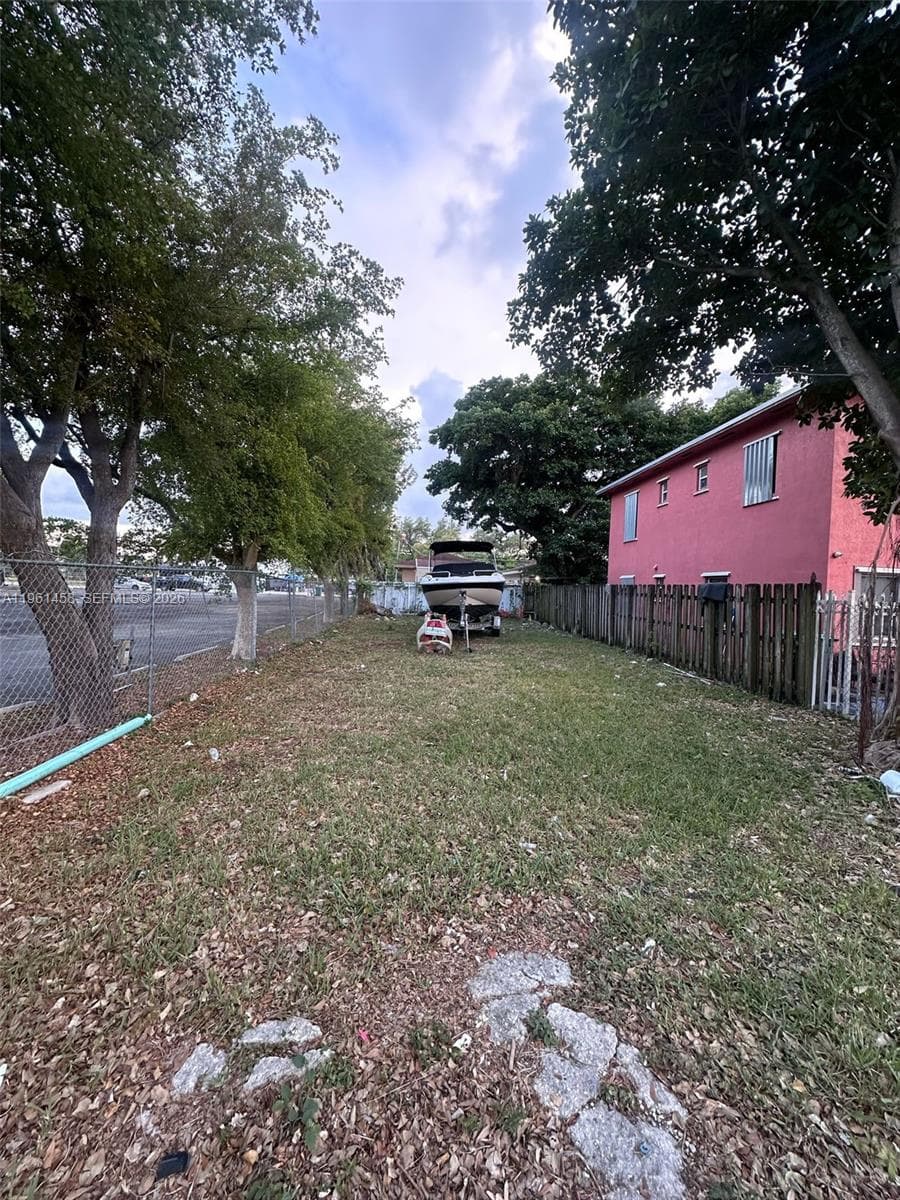 2754 NW 46th St, Miami FL 33142