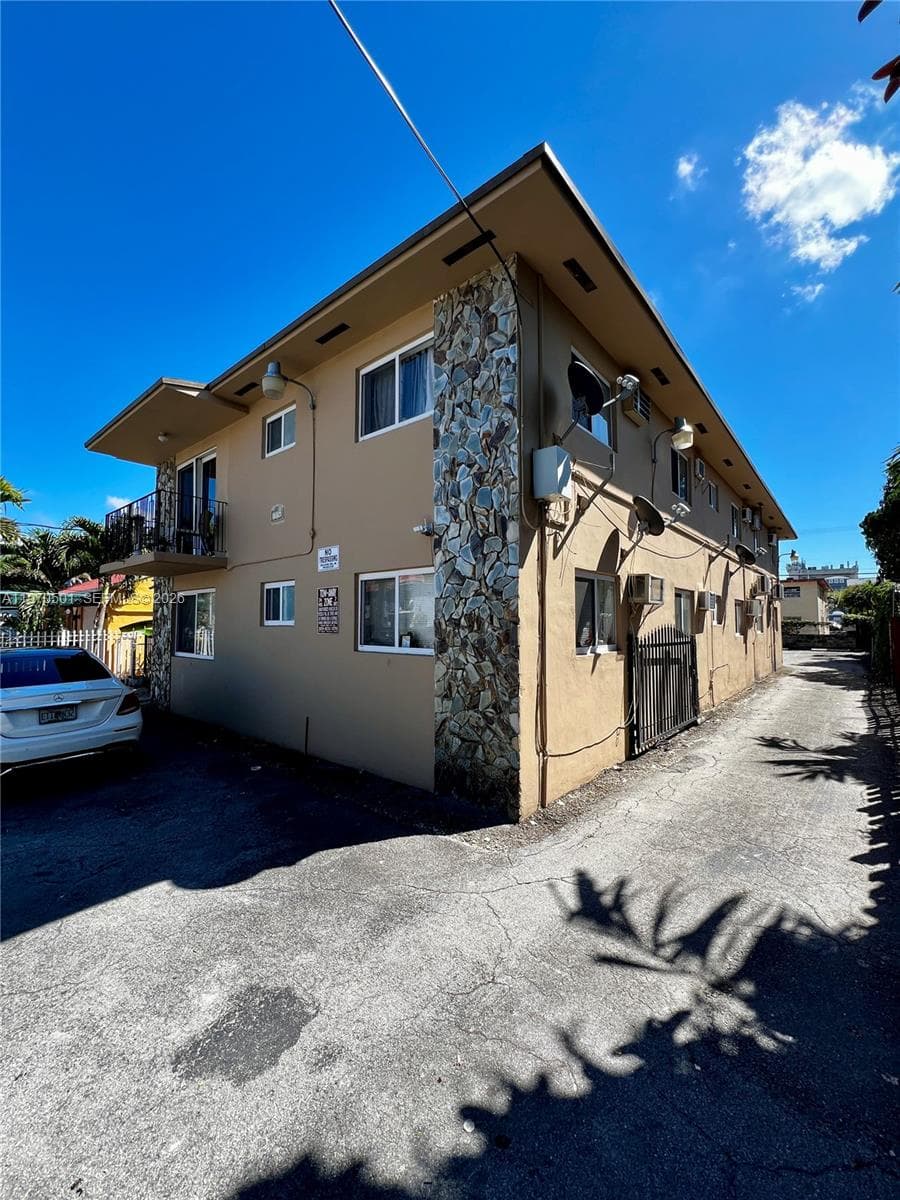 1836 SW 6th St, Miami FL 33135