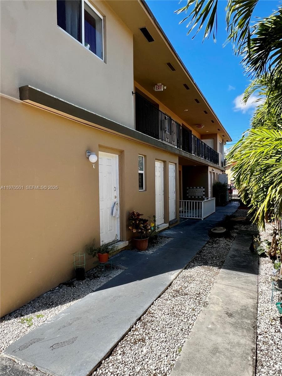 1836 SW 6th St, Miami FL 33135