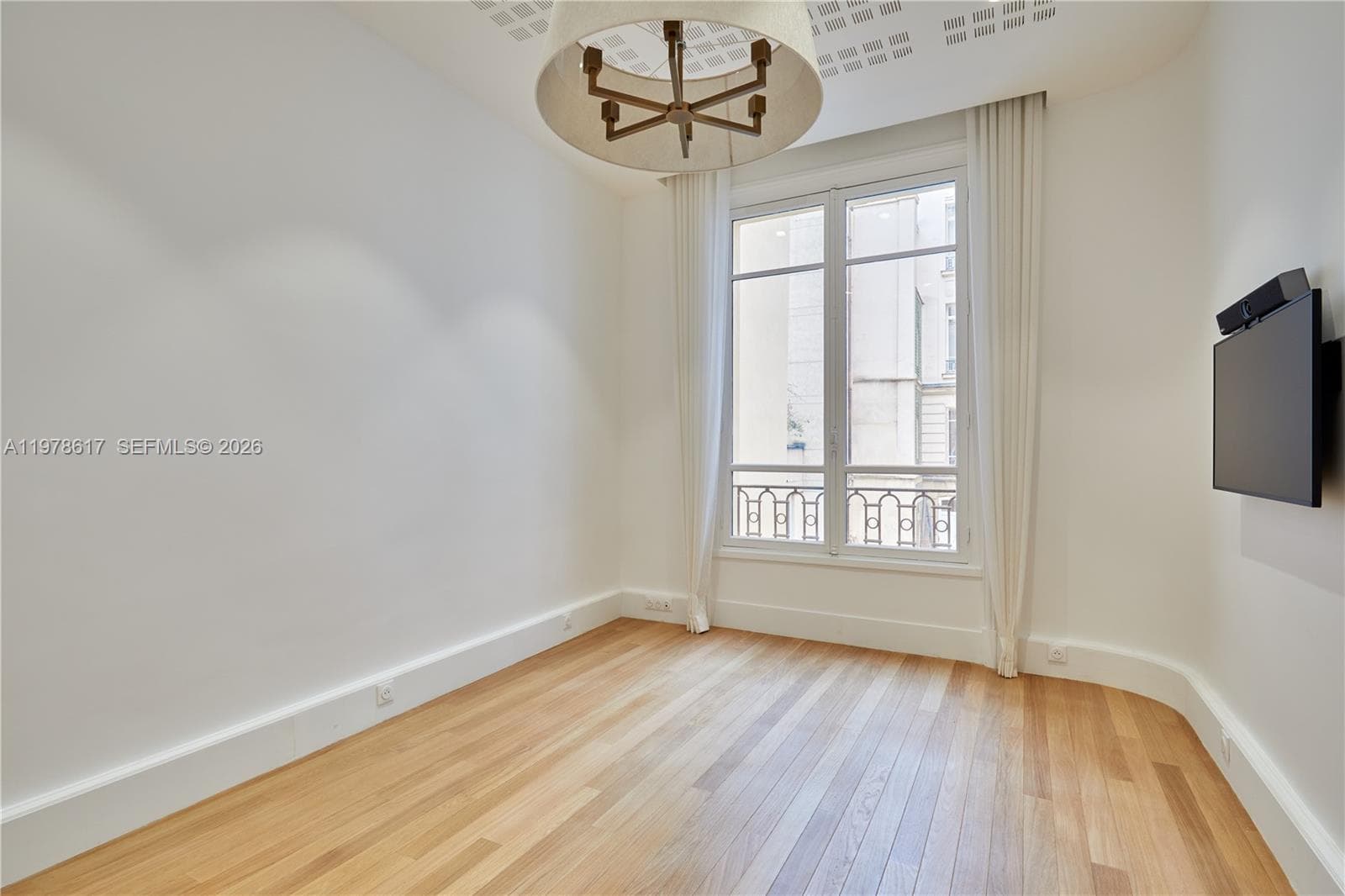 11 RUE ST DOMINIQUE, FR