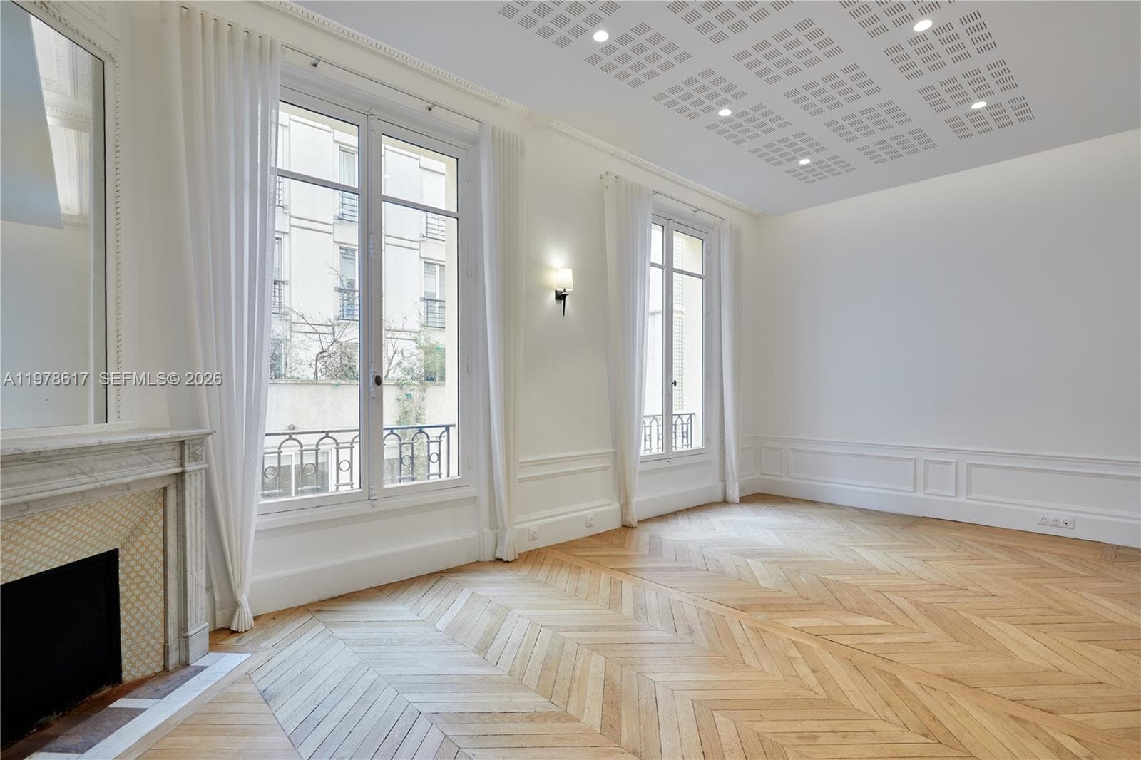 11 RUE ST DOMINIQUE, FR
