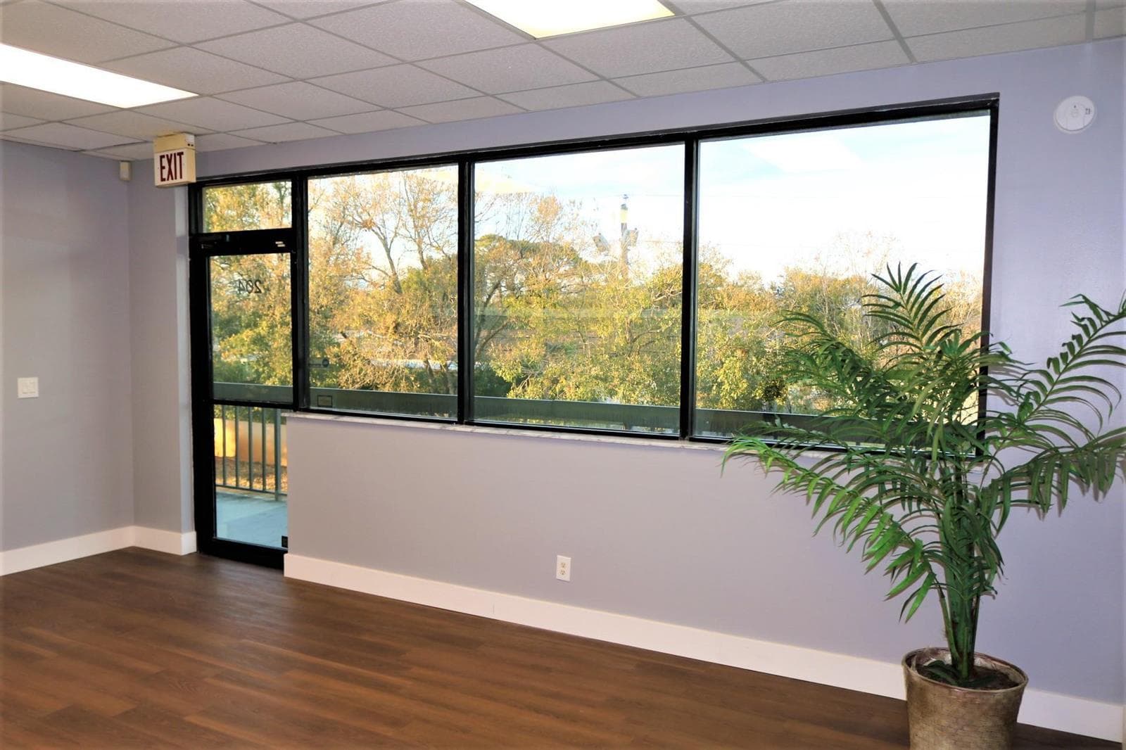 LOBBY AREA -NATURAL LIGHT