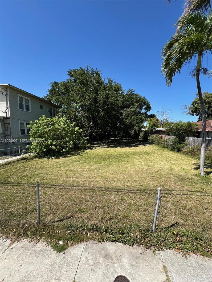 267 NW 31st St, Miami FL 33127
