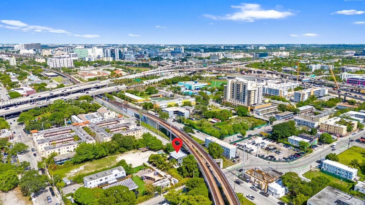 216 NW 11th St, Miami FL 33136