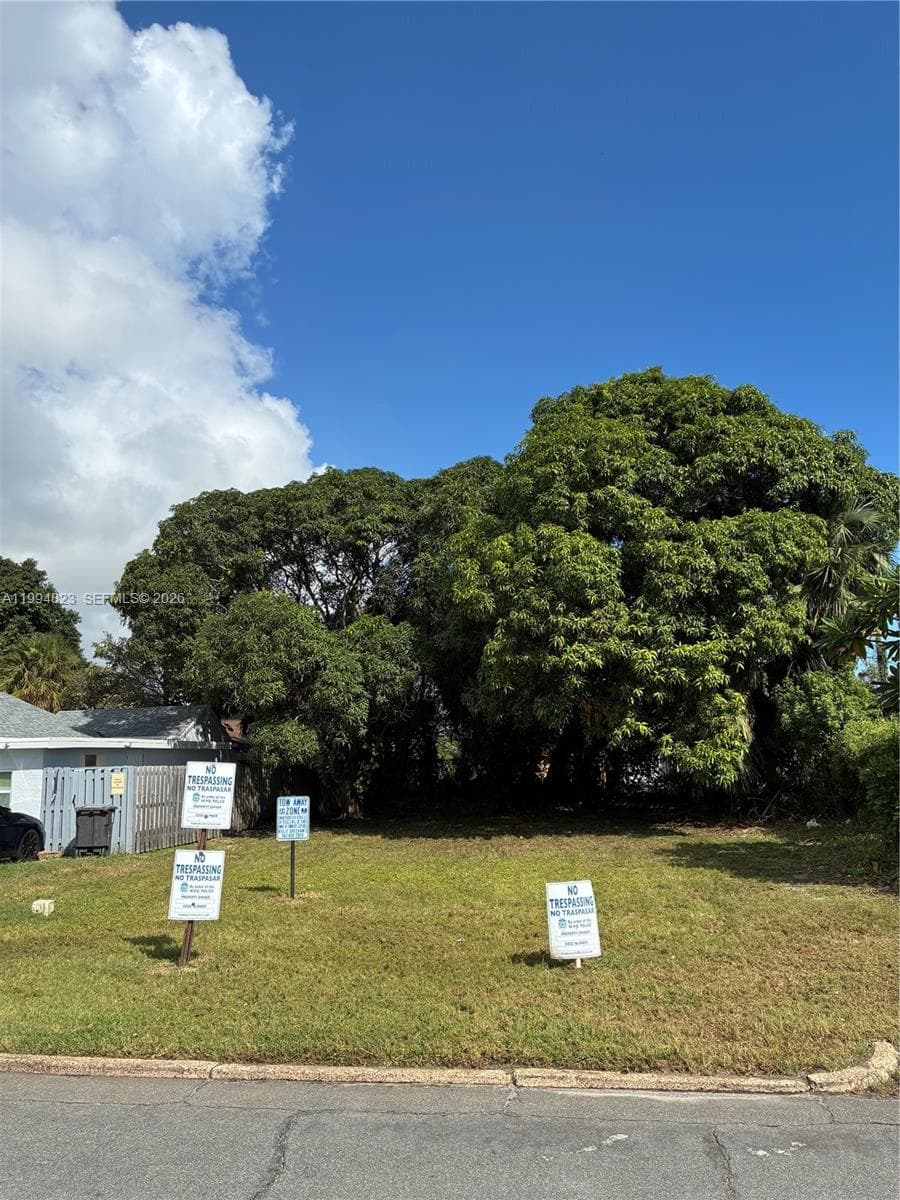 627 56th St, West Palm Beach FL 33407