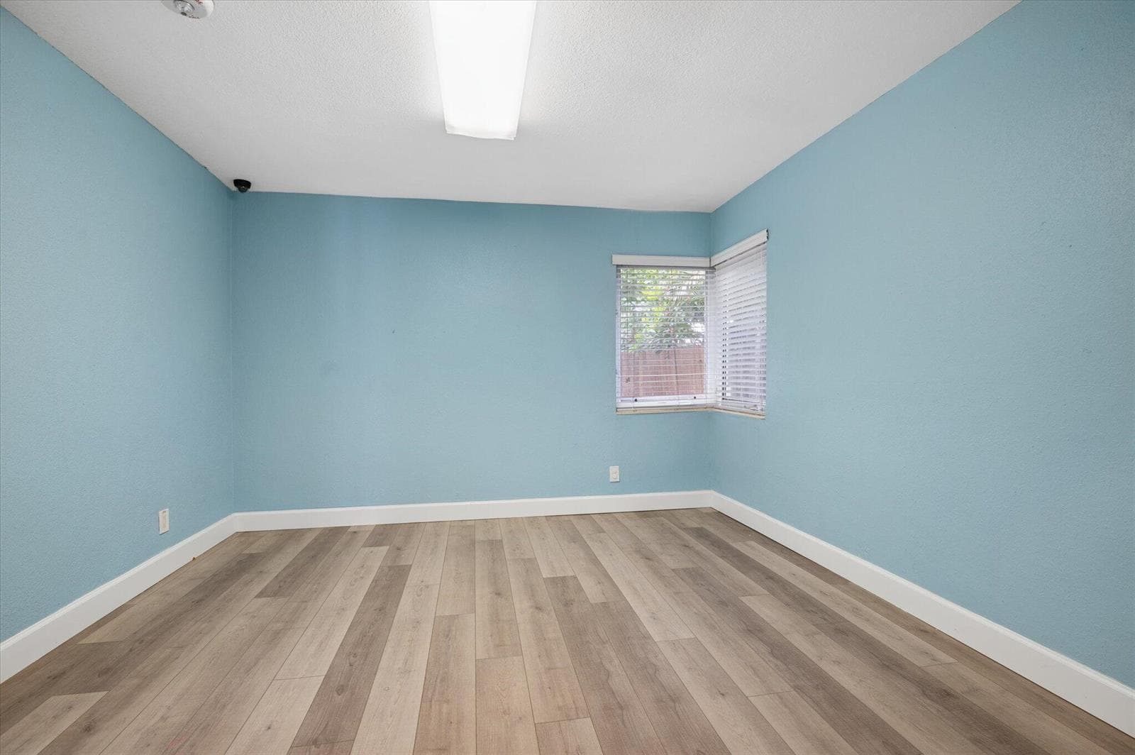 07-Gray-411 Commercial Blvd-7