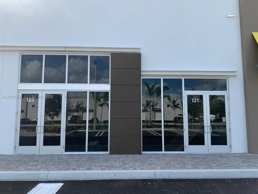 10890 NW 17th St # 121, Sweetwater FL 33172