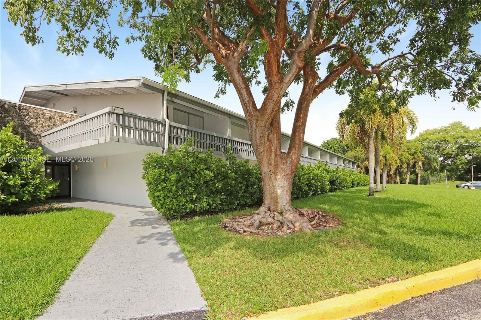 750 NE 195th St, Miami FL 33179