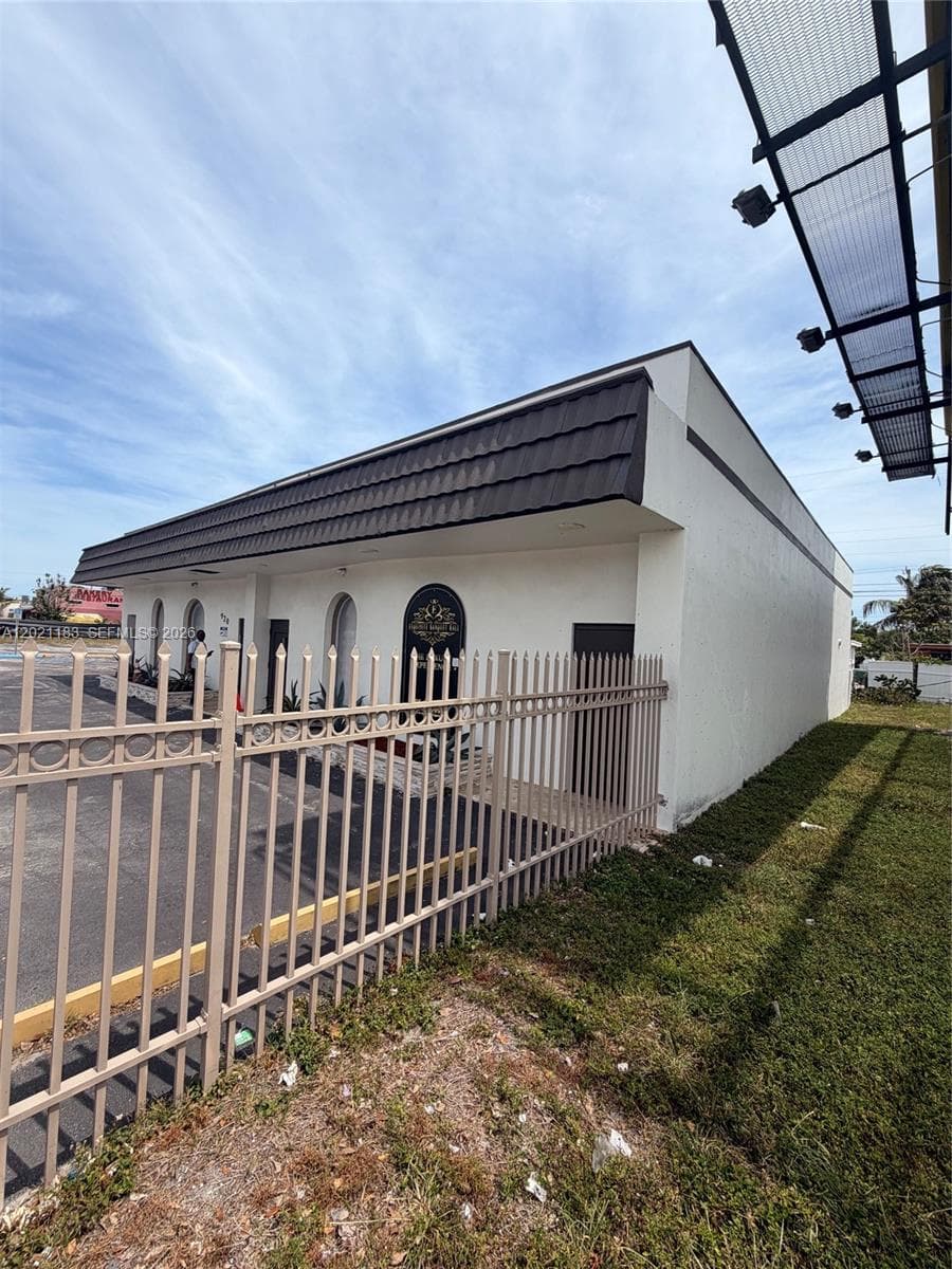 920 NW 119th St, Miami FL 33168