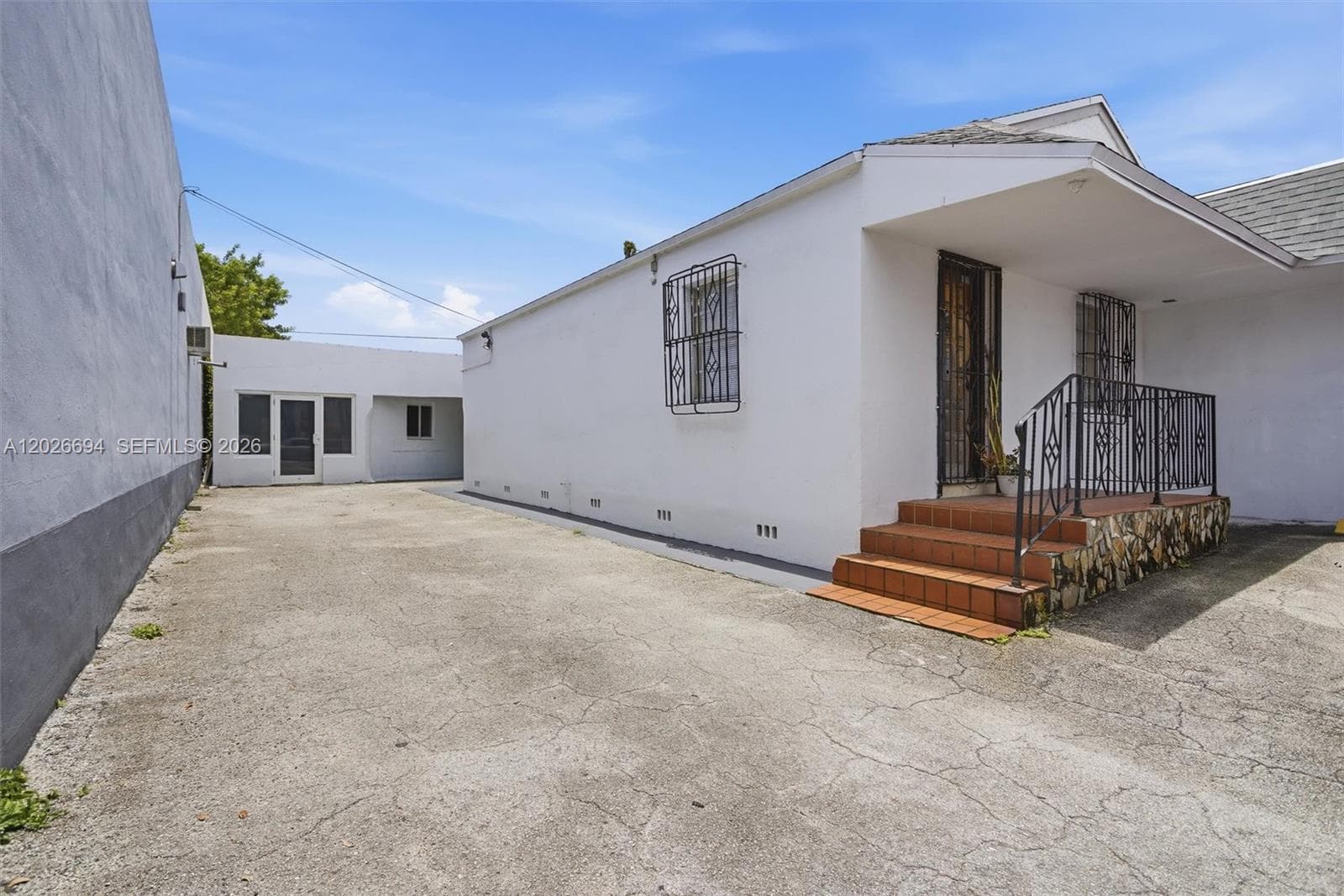 3240 NW 7th St, Miami FL 33125