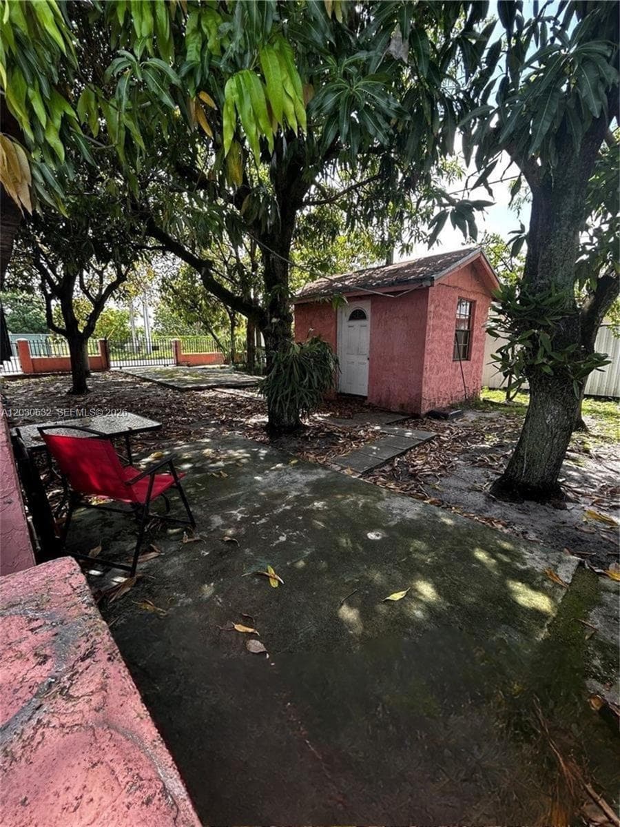 890 E 28th St, Hialeah FL 33013
