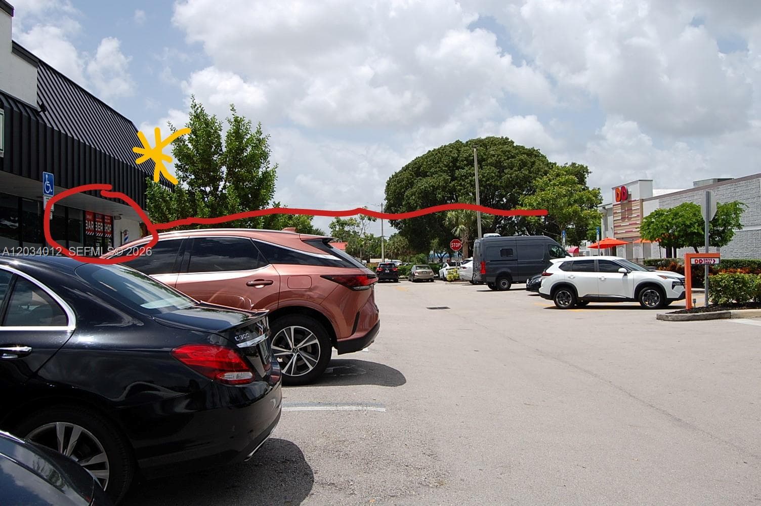 front view of barbershop PRIME LOCATION IN FRONT OF BIG CHAIN COFEE SHOP WITH DRIVE THROUGH....Vista frente de barberia cadenza de cafe al frente