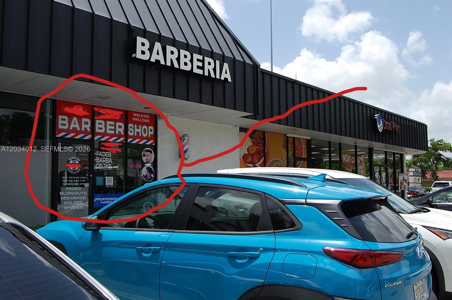 front view barbershop next to big chain  restuarant...frente barberia al LADO de bakery restuarante