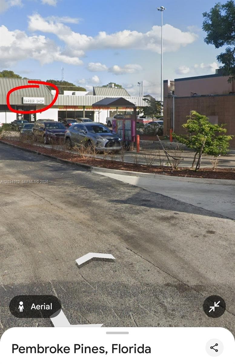 front view of barbershop PRIME LOCATION IN FRONT OF BIG CHAIN COFEE SHOP WITH DRIVE THROUGH....Vista frente de barberia cadenza de cafe al frente