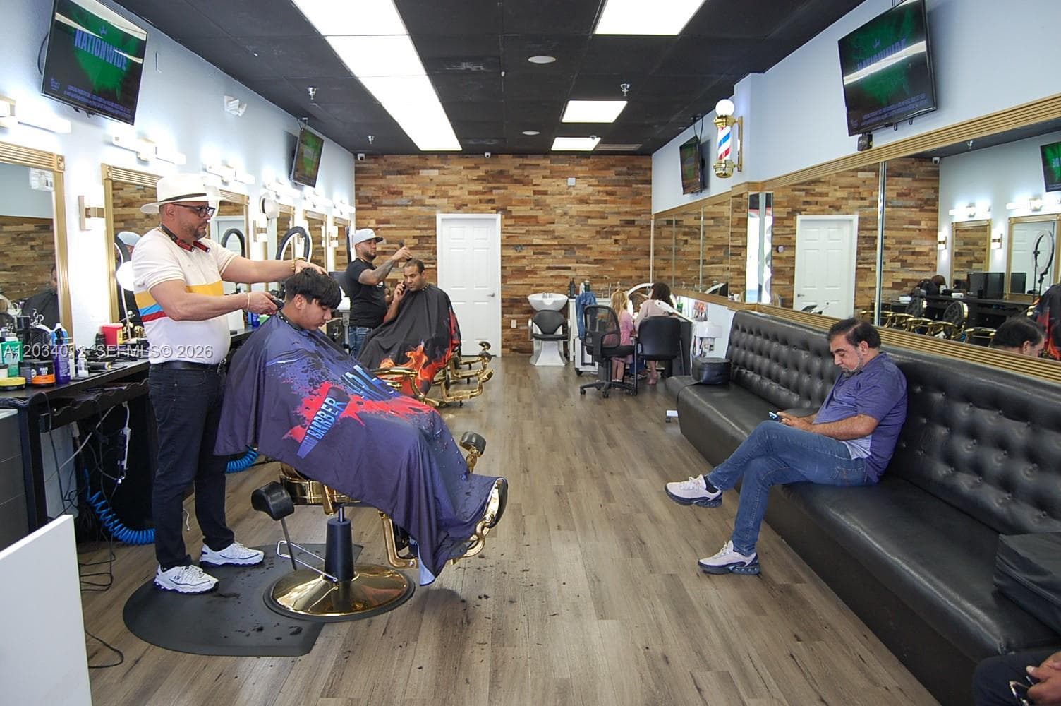 barber stations...estaciones de barberos