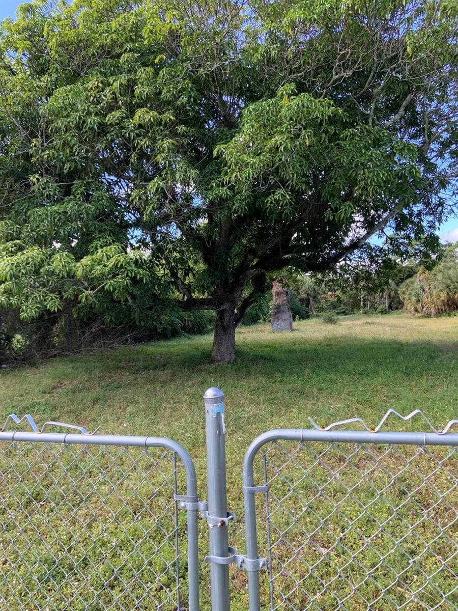 1099 N HAVERHILL Road, Haverhill FL 33417