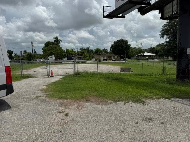 LARGE LOT/PARKING