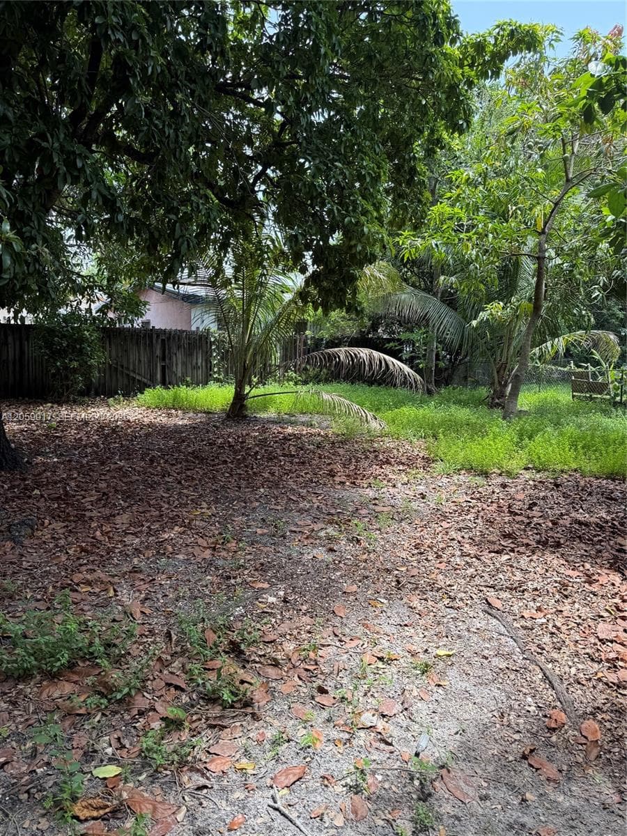 809 NW 108th St, Miami FL 33168