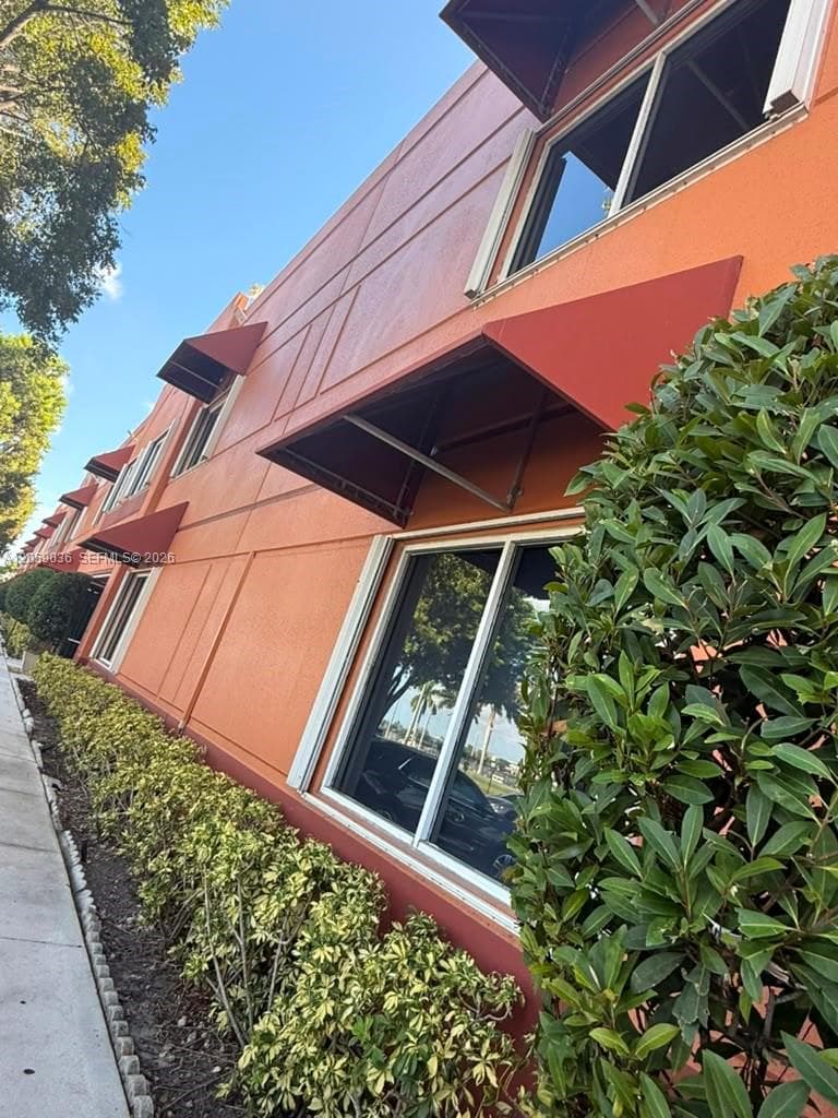 9649 NW 33rd St, Doral FL 33172