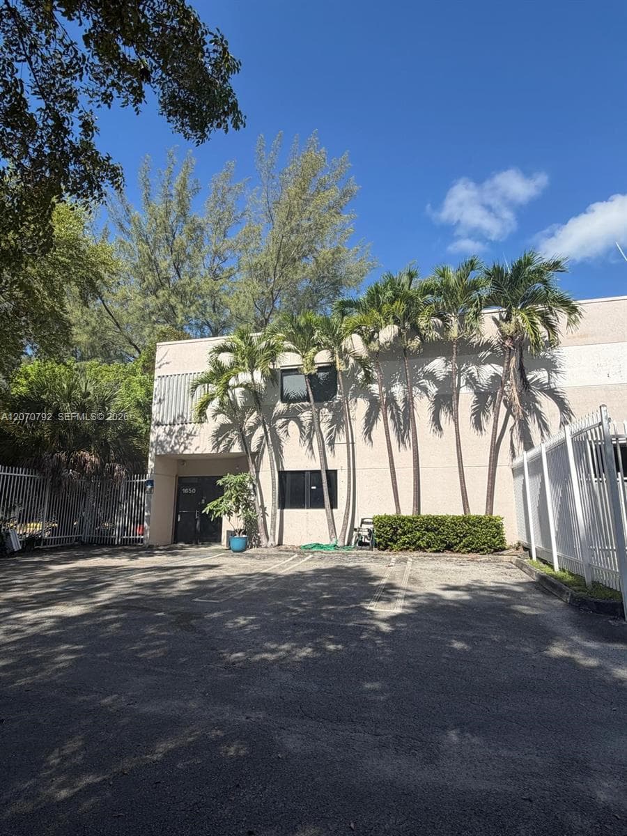 1650 NW 95th Ave, Doral FL 33172
