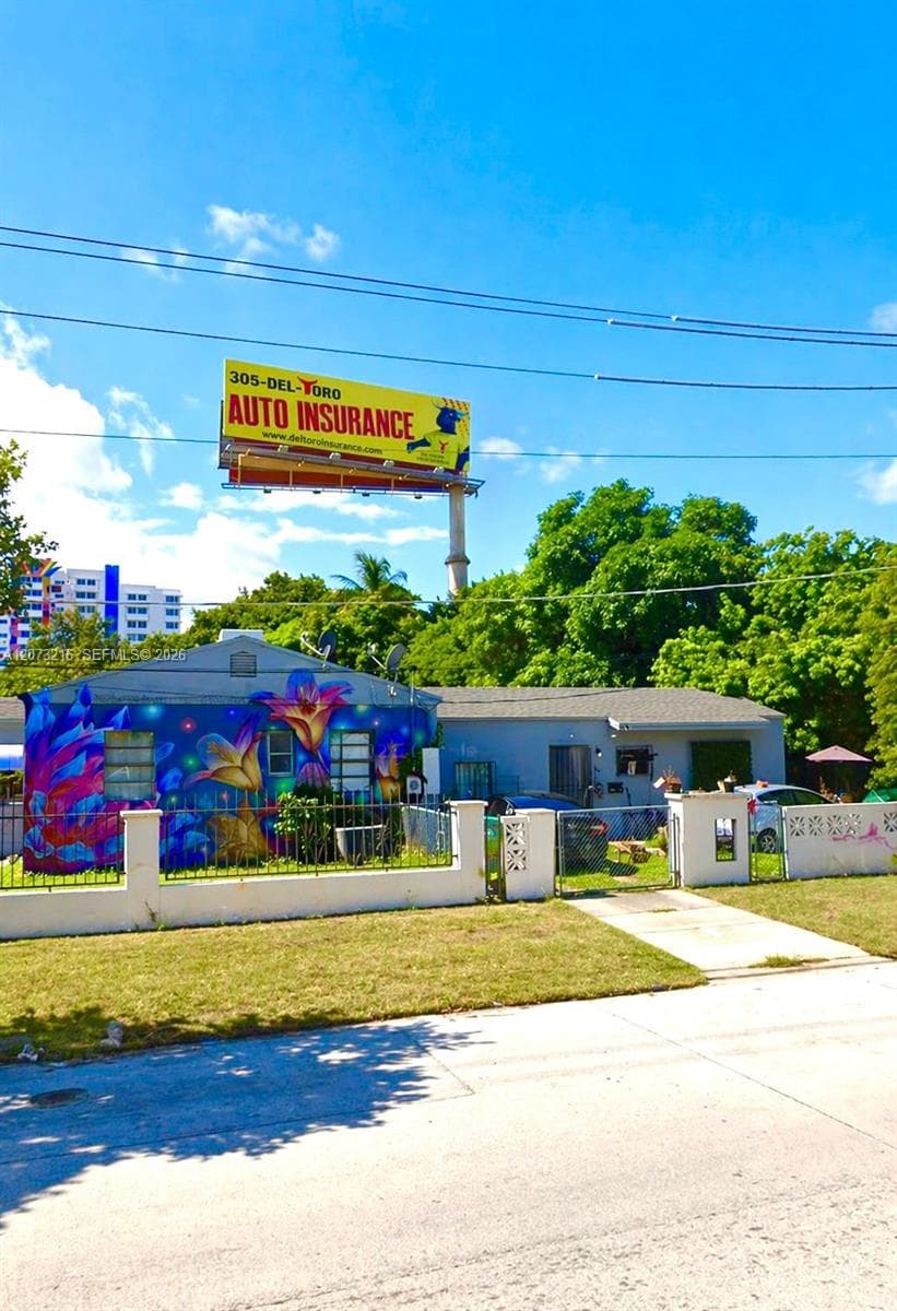 301 NW 37th St, Miami FL 33127