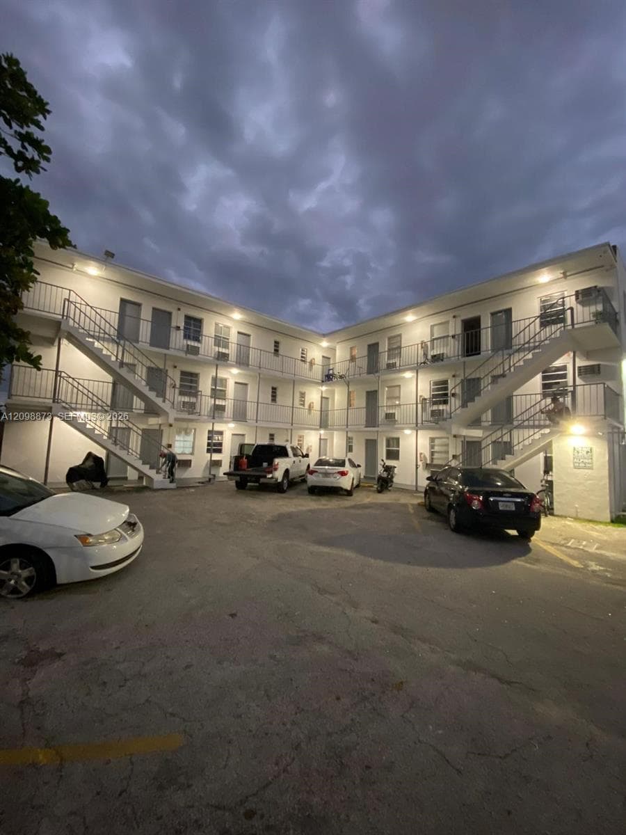 1261 NW 59th St, Miami FL 33142