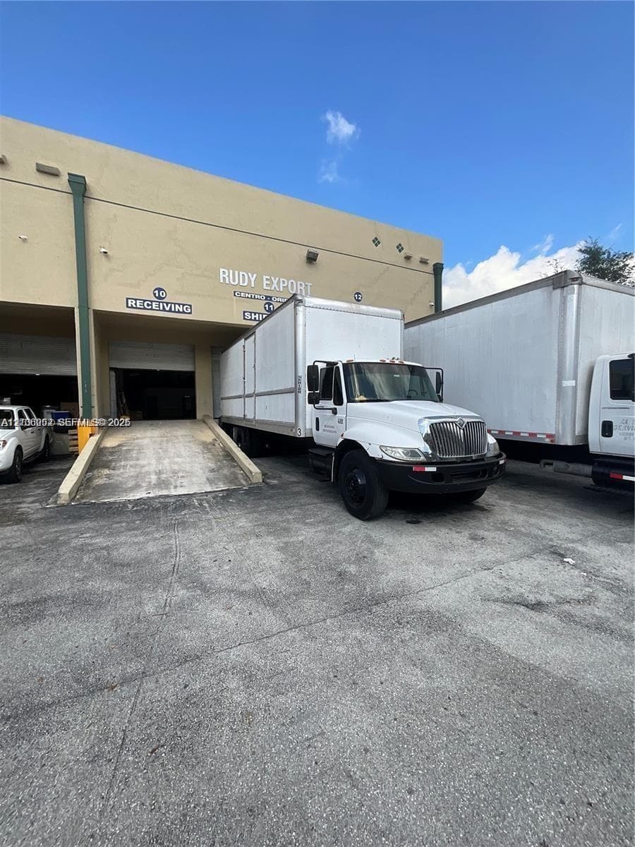 6015 NW 87th Ave, Miami FL 33178