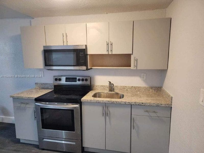 421 NW 12th St, Florida City FL 33034