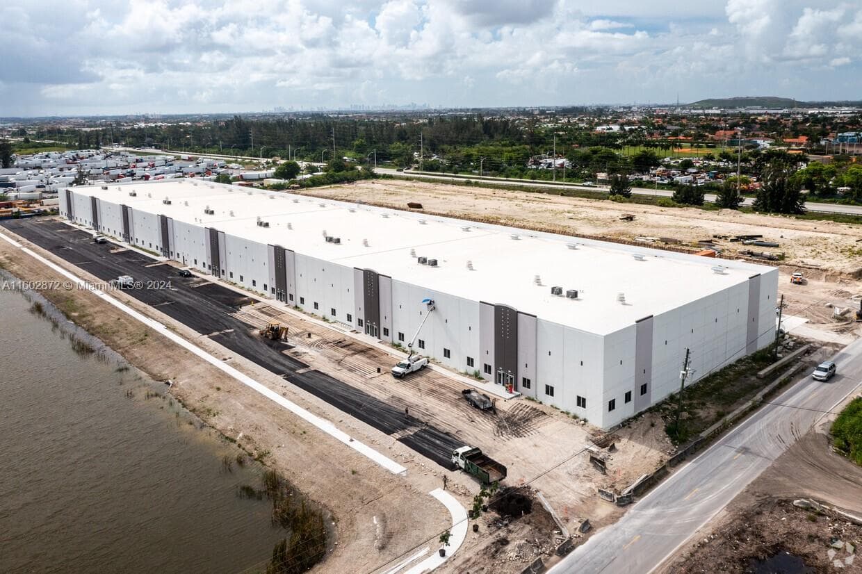 400 E 41st St, Hialeah FL 33013