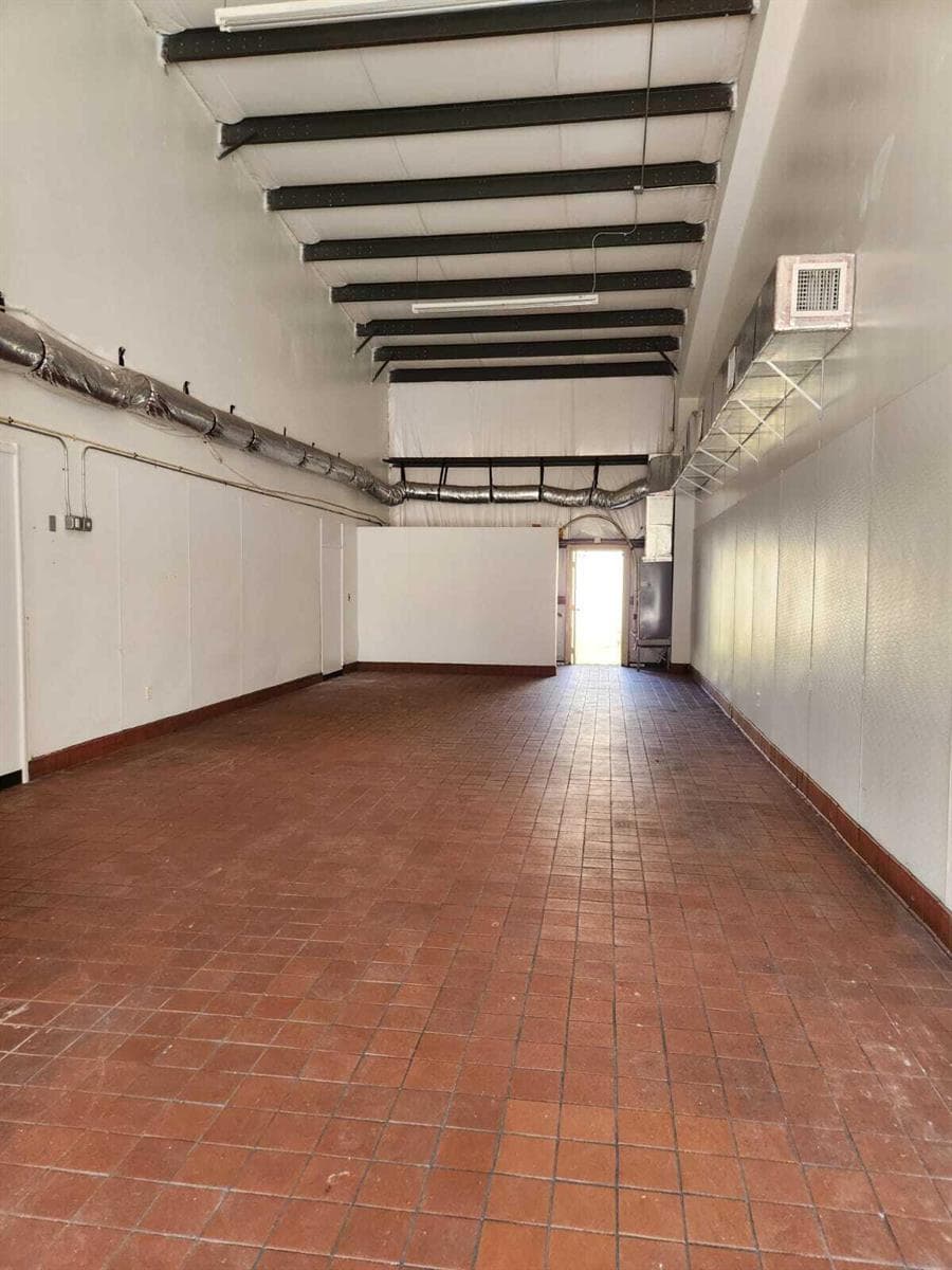 Space up to 18ft ceiling
